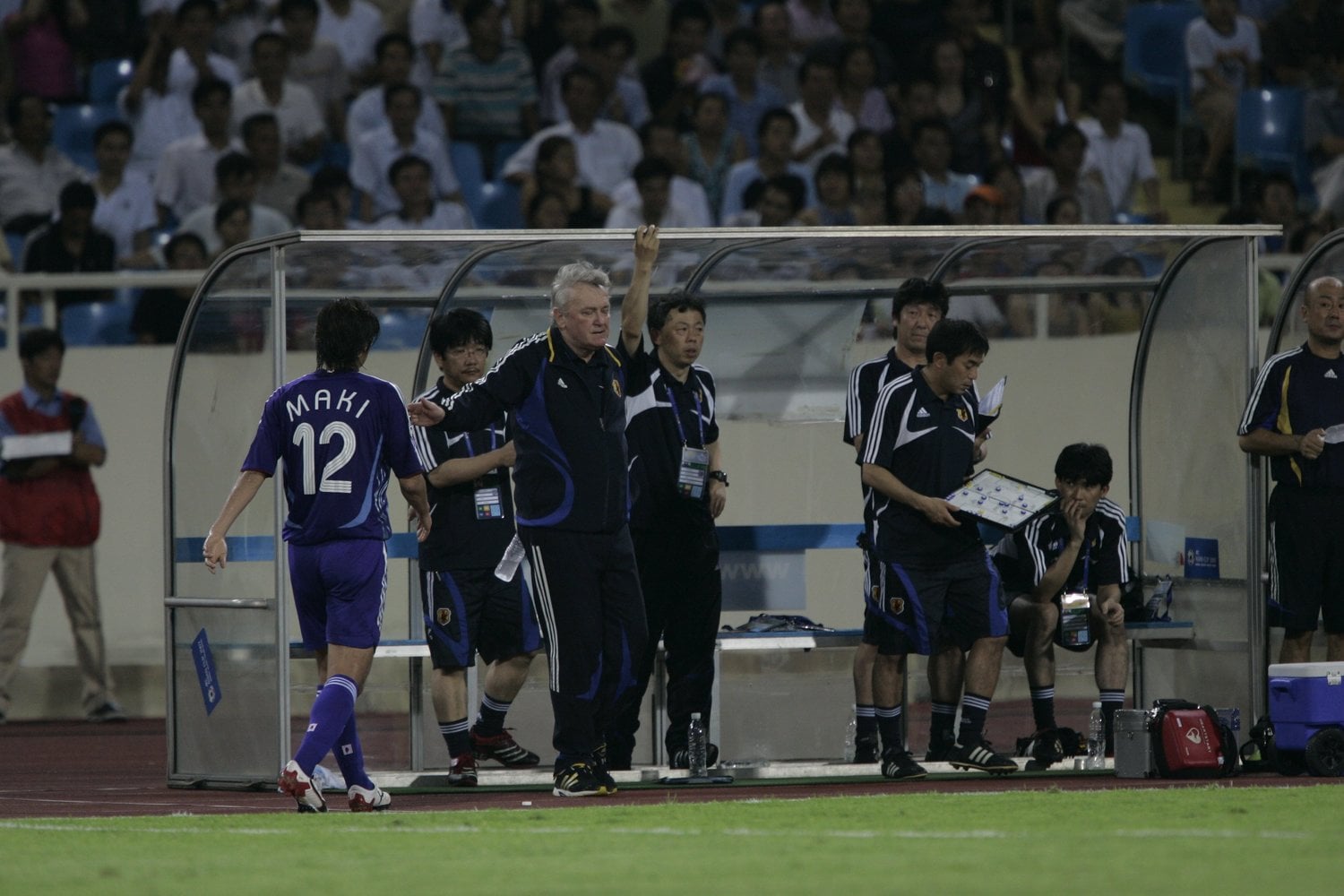 日本代表時代、巻を労わるオシム監督©Takuya Sugiyama