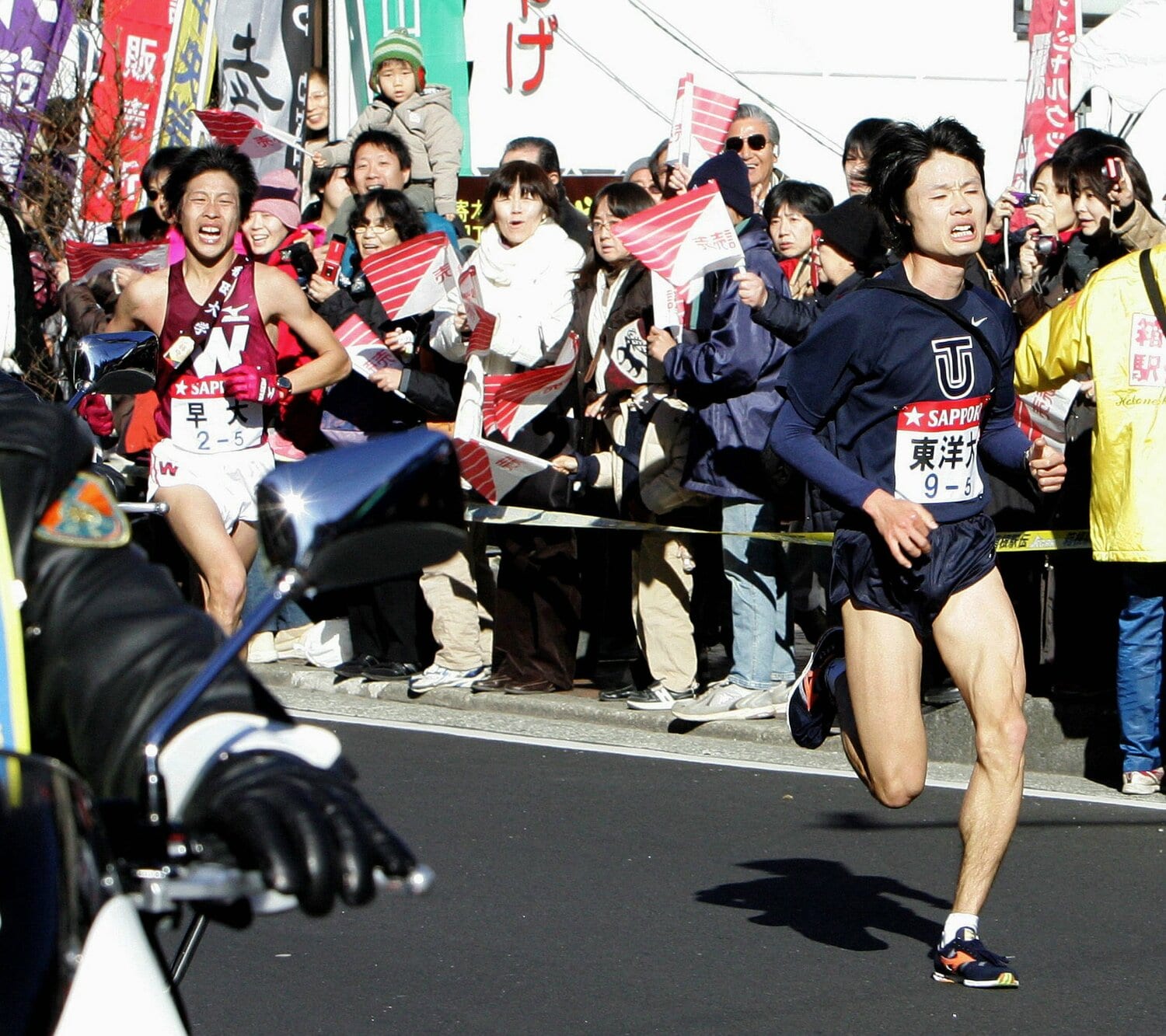 東洋大の柏原がリードを広げ、早大の三輪は険しい表情に……  ©︎JIJI PRESS