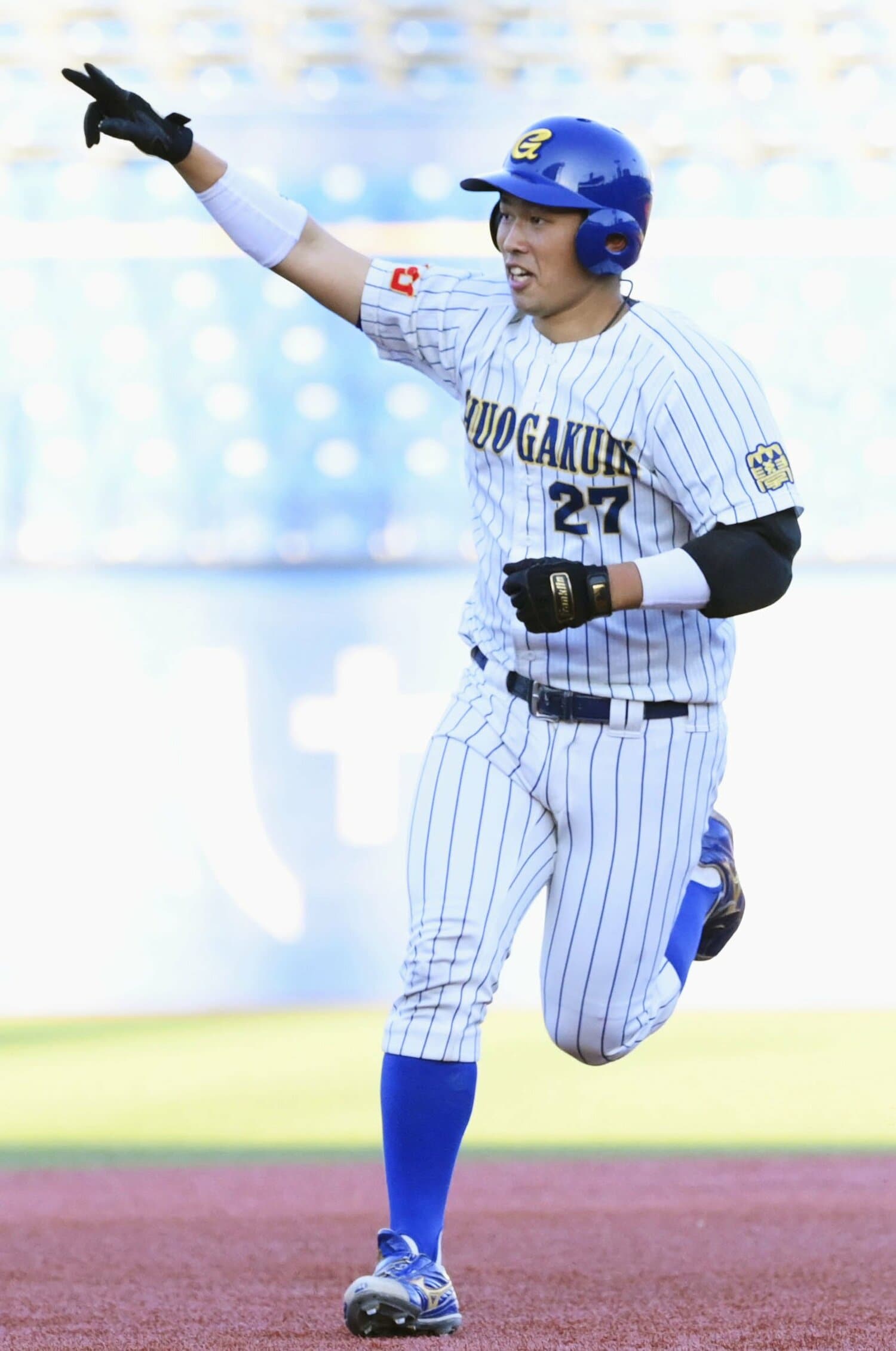 5回裏、一点差に詰め寄る2ラン本塁打を放った佐藤 ©KYODO