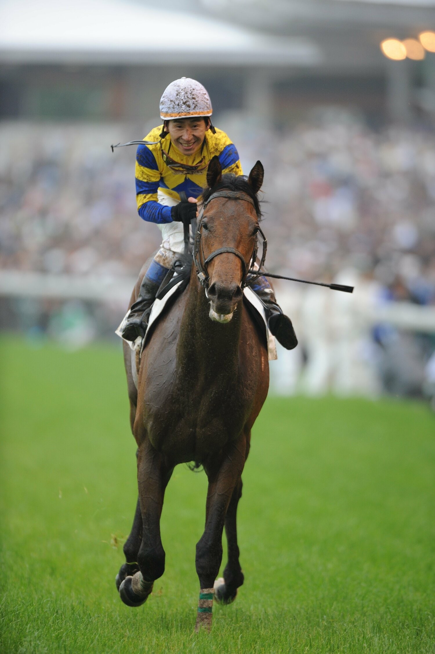 レース後は人馬ともに泥だらけに。横山典弘は15度目の挑戦で悲願のダービー制覇を成し遂げた　©Keiji Ishikawa