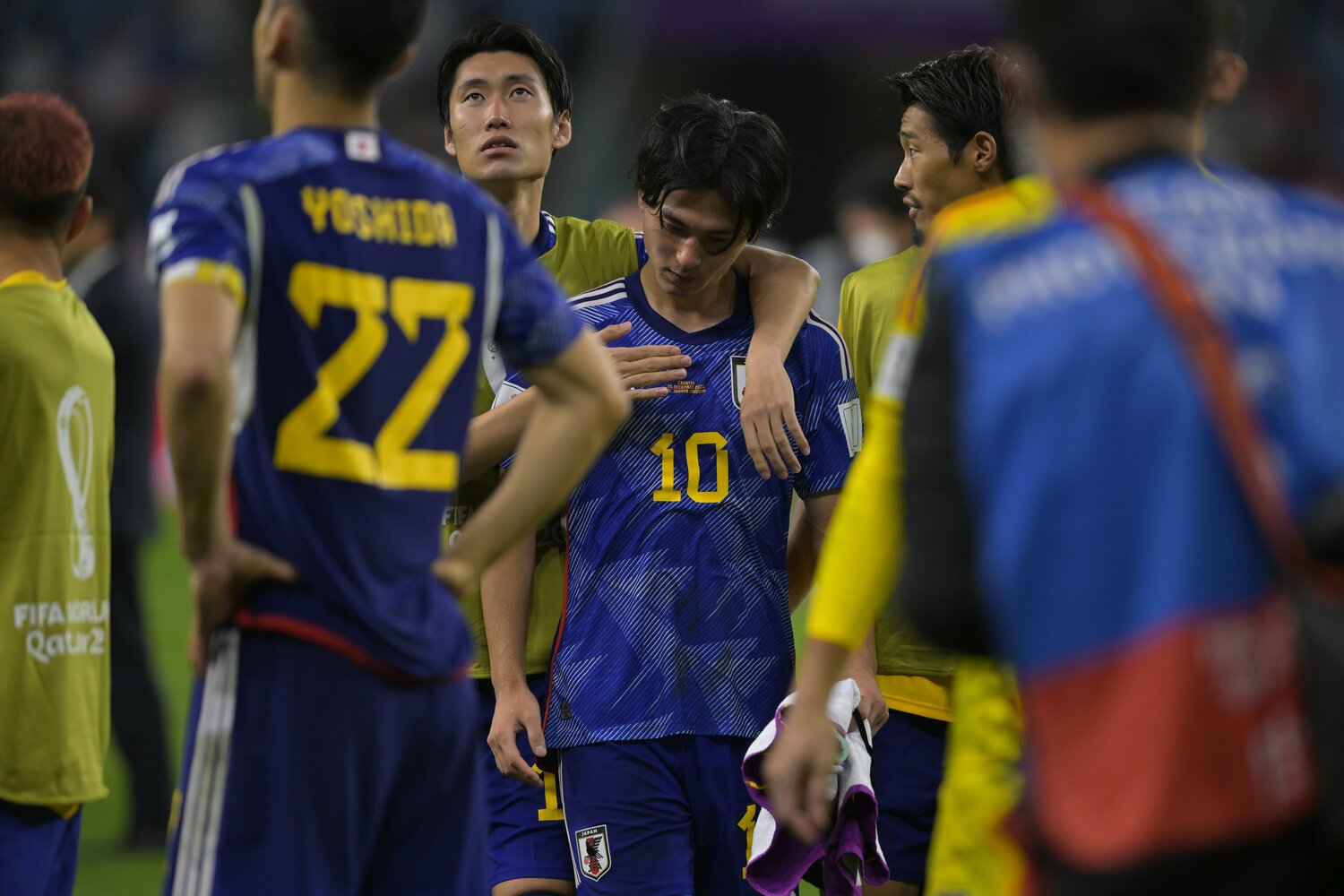 クロアチア戦後、今大会で練習パートナーを組んできた南野をなぐさめる鎌田。見上げた夜空はその目にどのように映っていたのか　©Koki Nagahama／JMPA