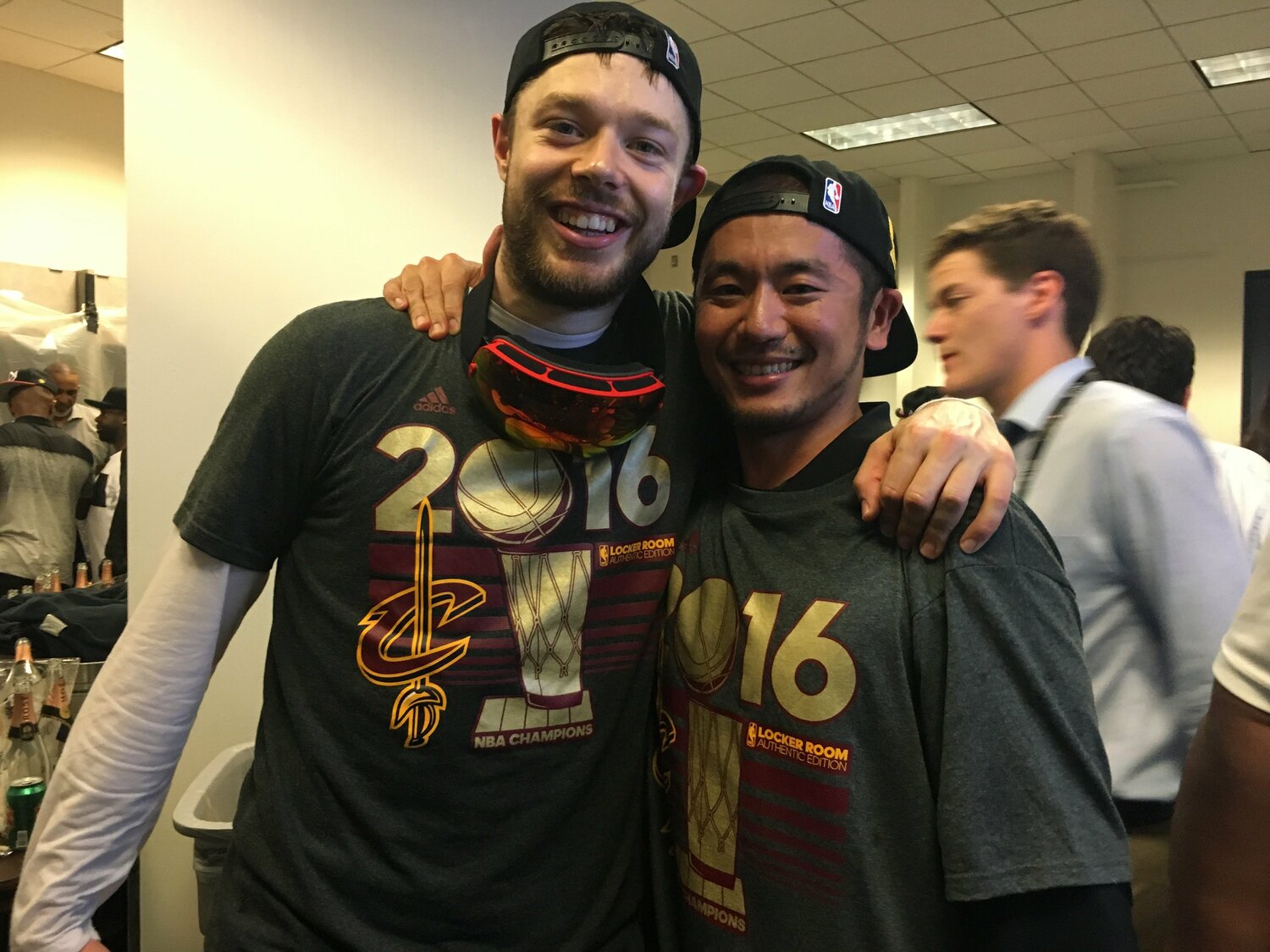 キャバリアーズのアスレティックトレーナーとして活躍した中山佑介氏（右）。写真はNBAファイナルを制した2015-16シーズンにマシュー・デラベドバと撮影したもの　©︎Yoko Miyaji