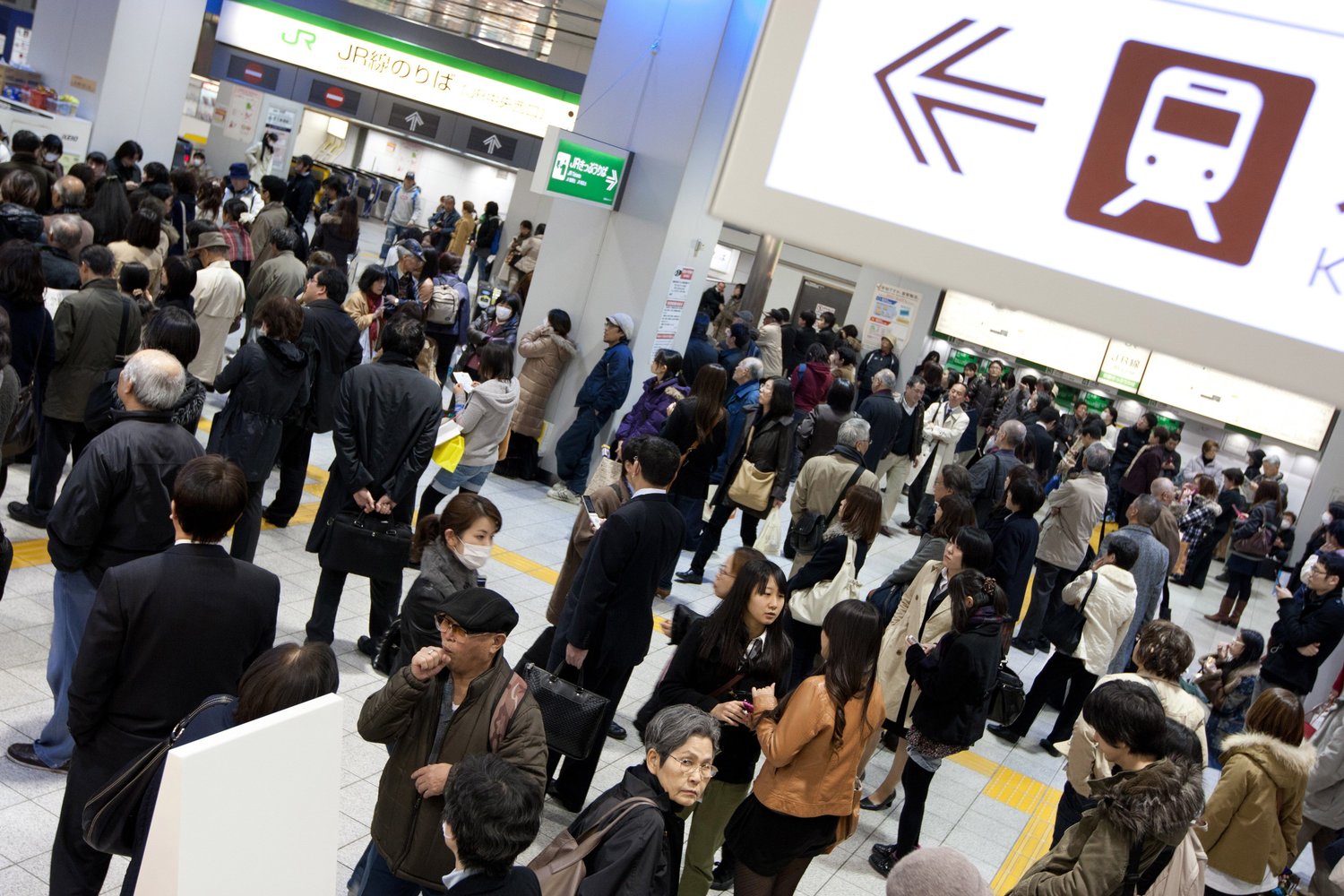2011年3月11日、地震発生時の新宿駅の様子　©Getty Images