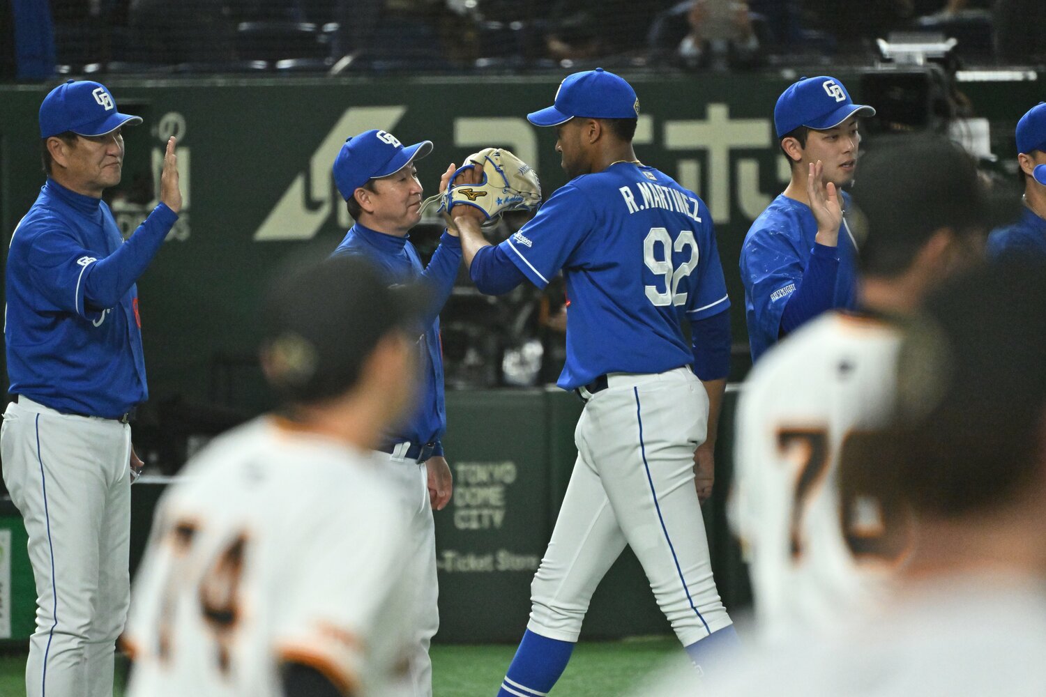 試合を締めくくり立浪監督とハイタッチを交わすライデル・マルティネス。来季もこの光景が見られるか　©︎Hideki Sugiyama