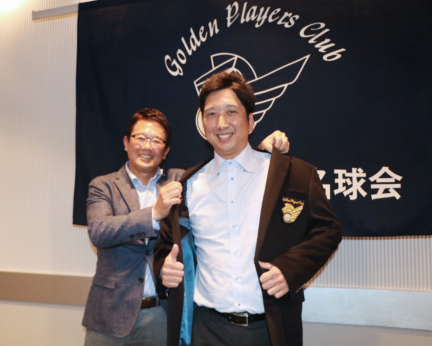 名球会入会が決まり、古田敦也新理事長からブレザーを授与された藤川球児［日本プロ野球名球会提供］©JIJI PRESS