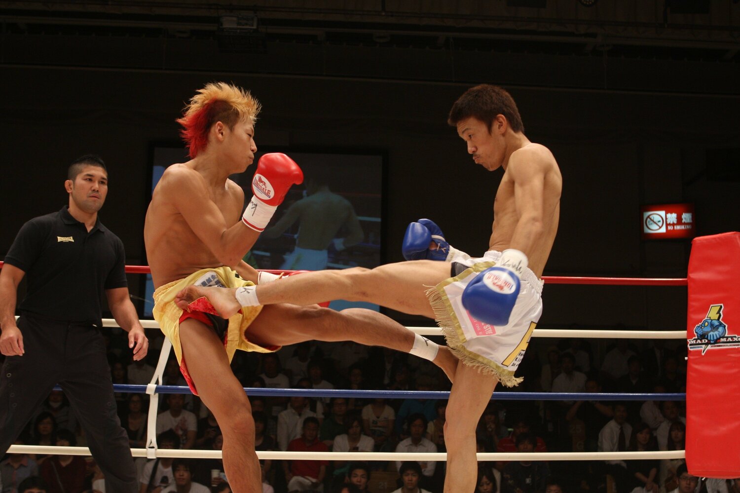 2012年、京谷は武尊をTKOで下した　©Takao Masaki