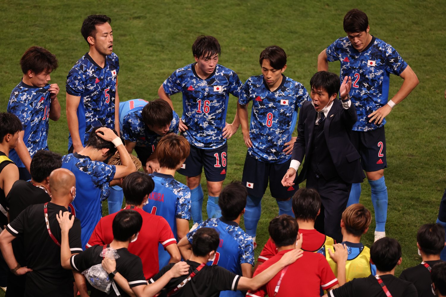 組織的な守備で延長後半までスペインの攻撃をしのいだ日本だったが、オシムの目には物足りない　©JMPA