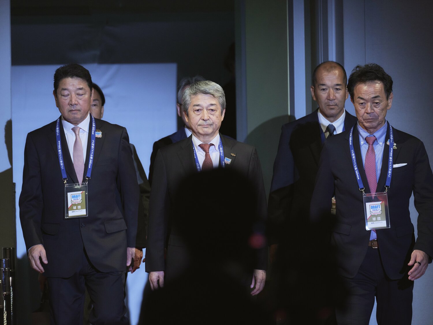 入場する巨人の(右から)水野編成本部長、国松徹球団社長、吉村禎章CBO ©Yuki Suenaga