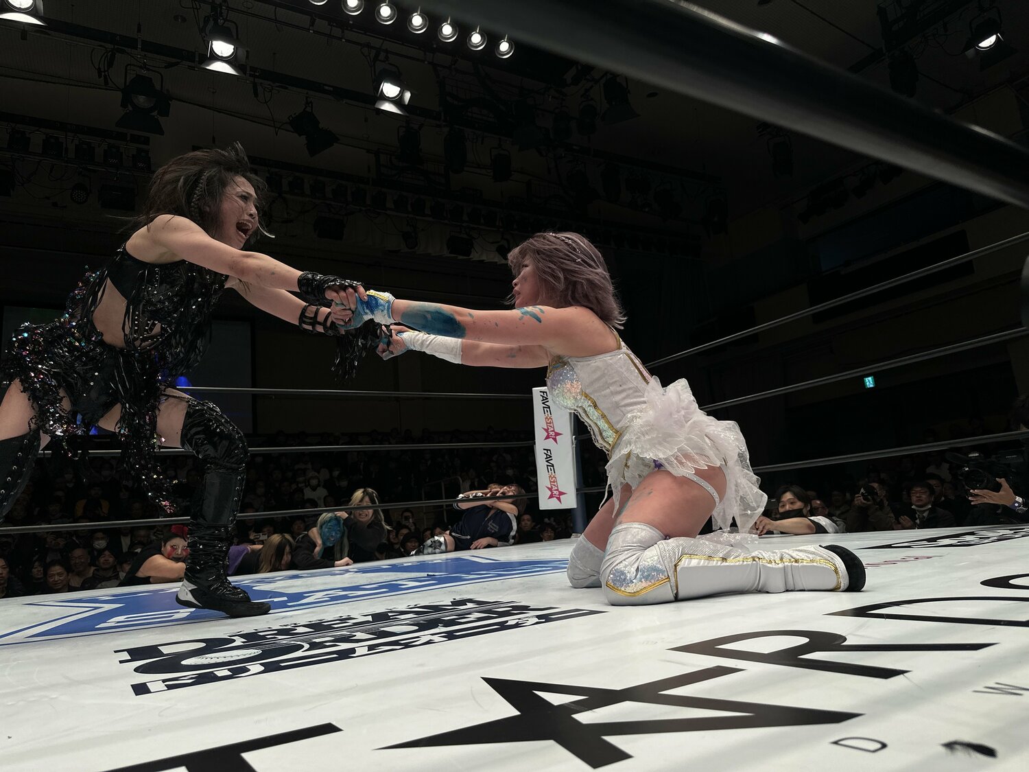 3月3日の“敗者退団マッチ”。フィニッシュ直前の上谷とたむの表情　©Norihiro Hashimoto