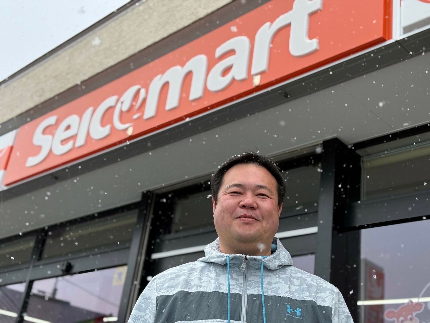 現在の島影さん（今年2月撮影）。「セイコーマート」を経営している ©Yuji Yanagawa