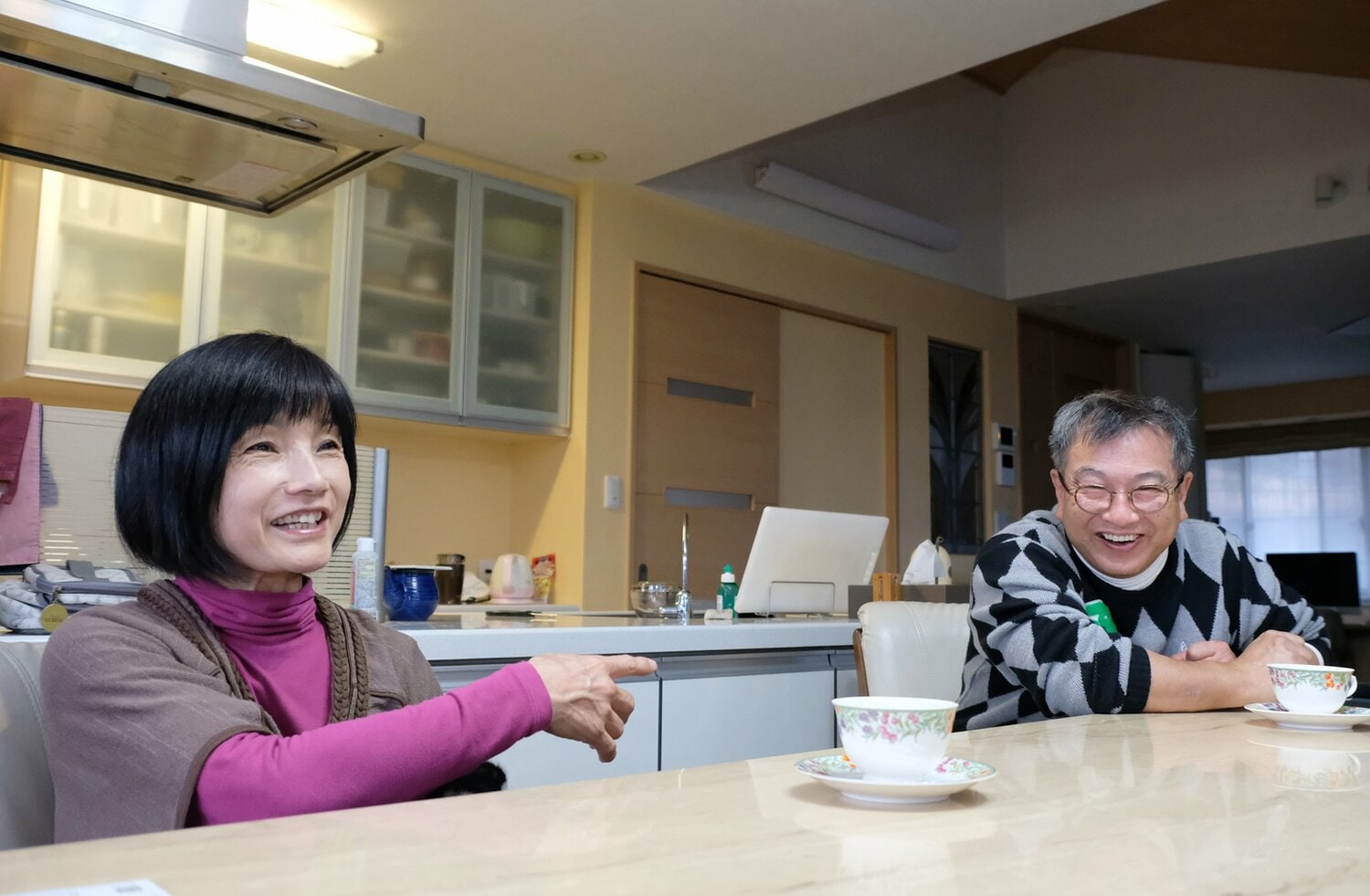 「夫は理想のパートナー」と笑顔で語る日高逸子　©Koh Tanaka