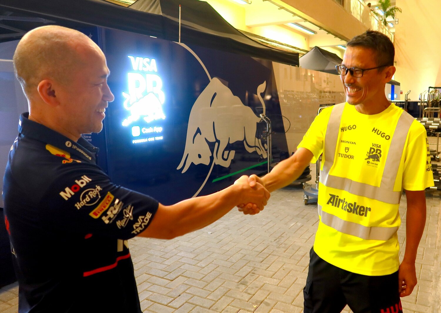 吉野氏（左）と健闘を称え合う法原氏　©Masahiro Owari