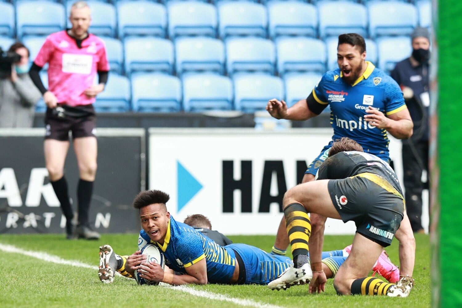 倒れ込みながらトライゾーンへ飛び込んだ松島。この試合の最優秀選手にも選出された