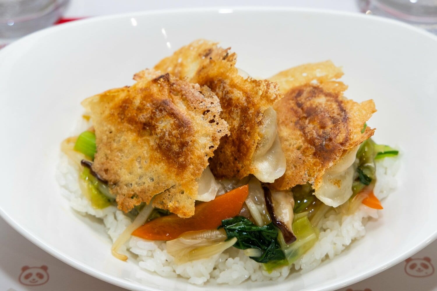 ミラノで提供される「Power Gyoza DON」。監修はイタリアでミシュラン2つ星を獲得した徳吉洋二シェフ。ギョーザにはもちろん味の素社の製品が使用される　©味の素(株)