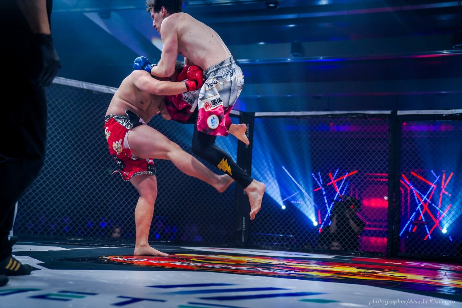 飛び込んでくる相手にローを放つ場面も　©BreakingDown