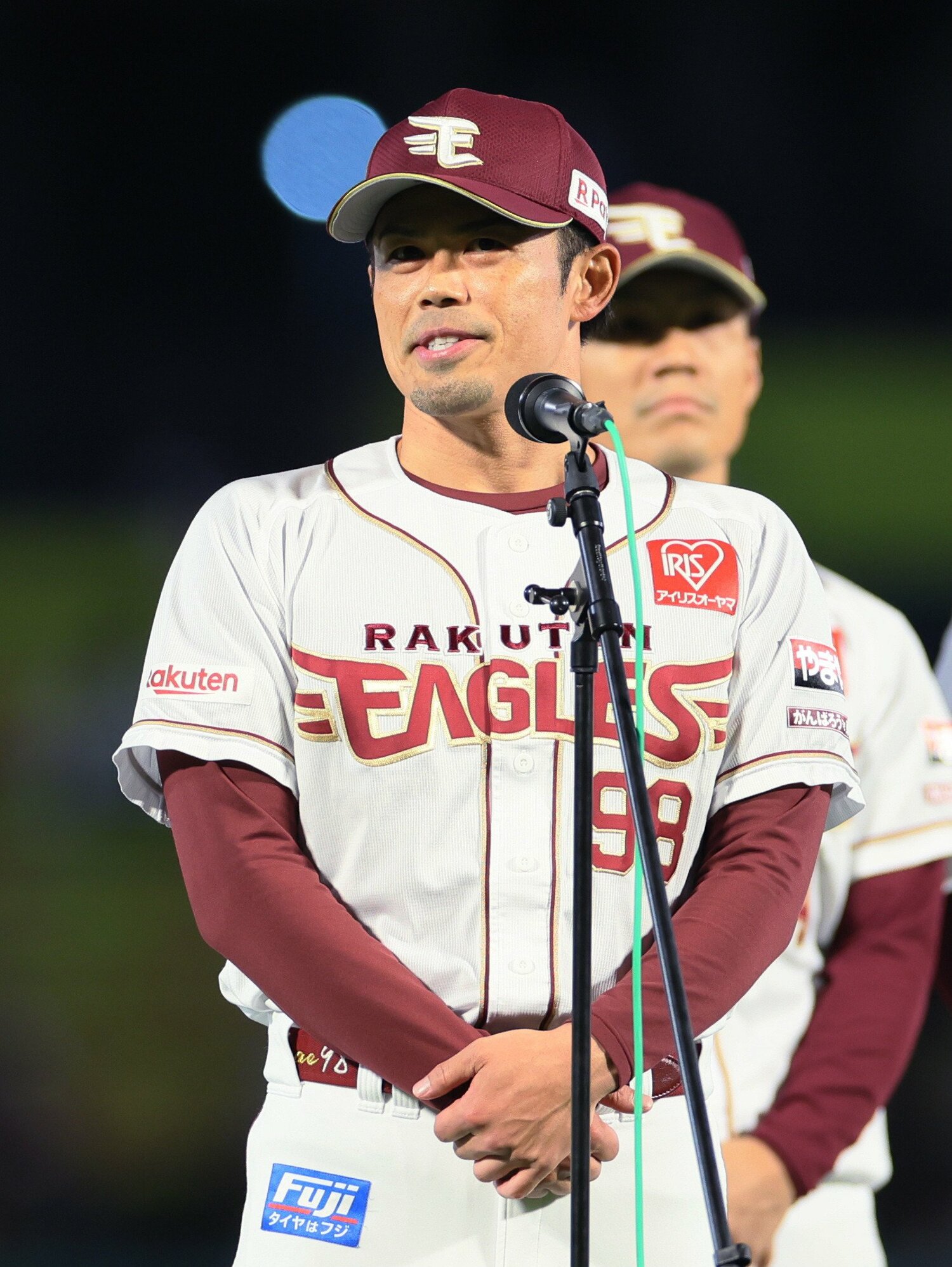 最終戦のセレモニーで挨拶する今江監督　©︎JIJI PRESS