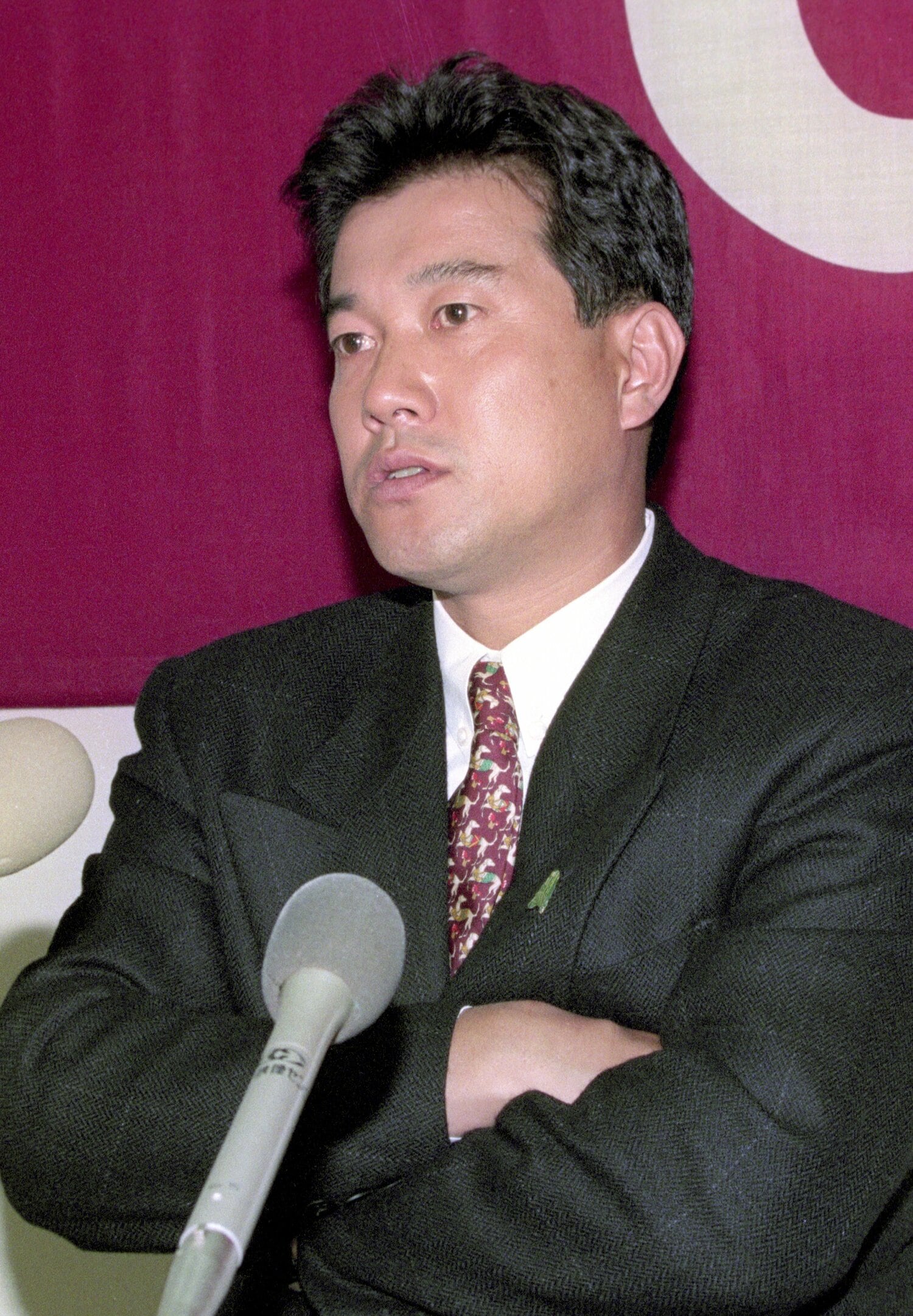 1994年12月19日、現状維持（1億1500万円）で契約更改した原辰徳（当時36歳）。記者会見で巨人ナインの不満を代弁する　©︎KYODO