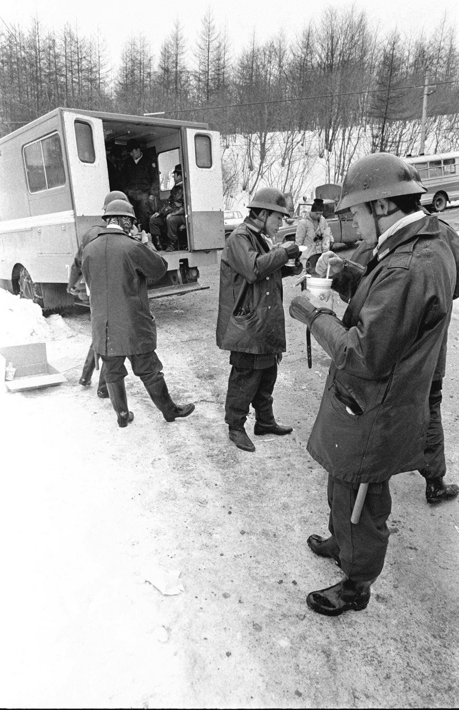 極寒の現場で、カップヌードルをほおばる機動隊員　©︎BUNGEI SHUNJU