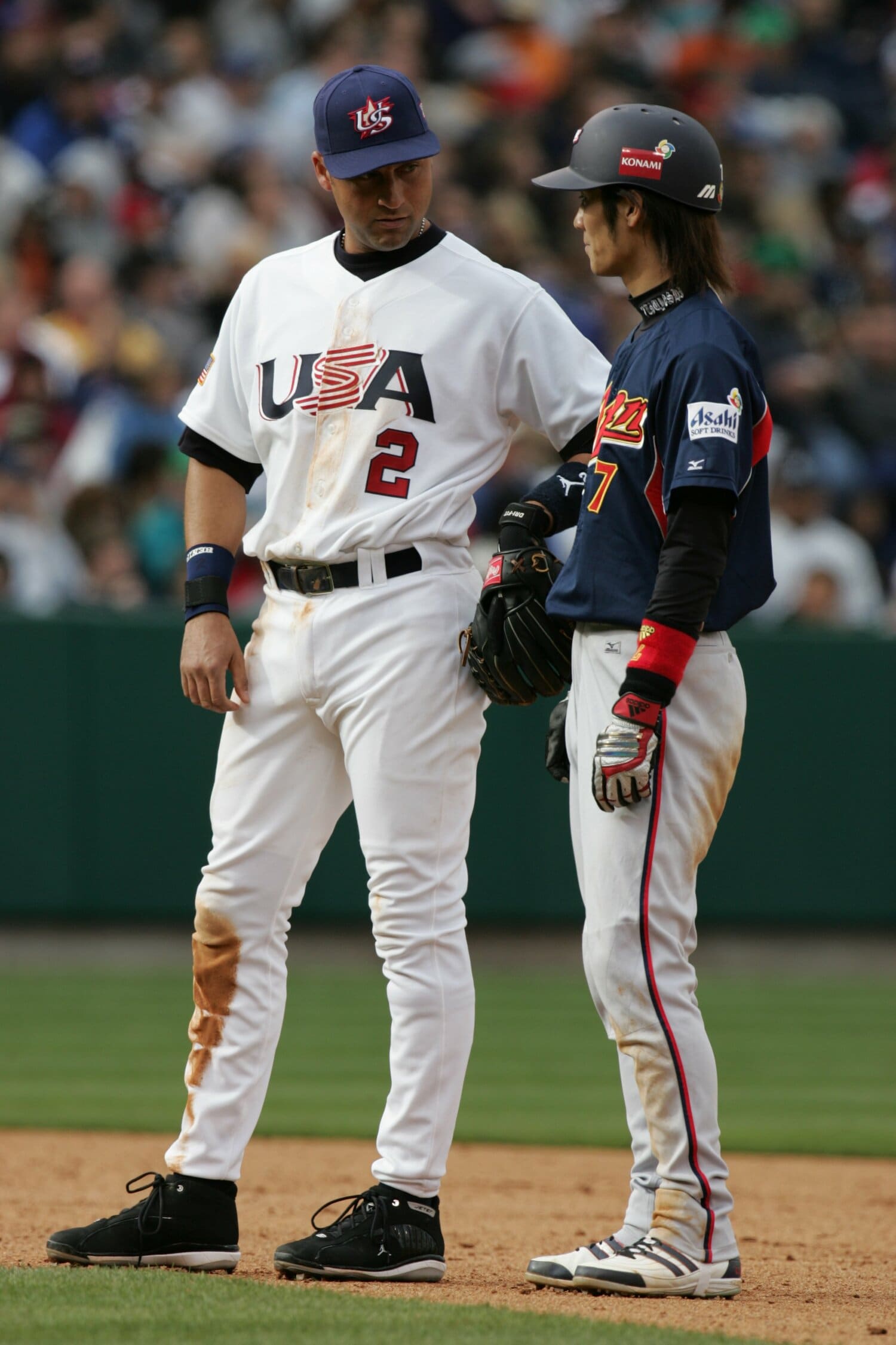 MLBのスーパースター、デレク・ジーターと話す西岡　©Naoya Sanuki
