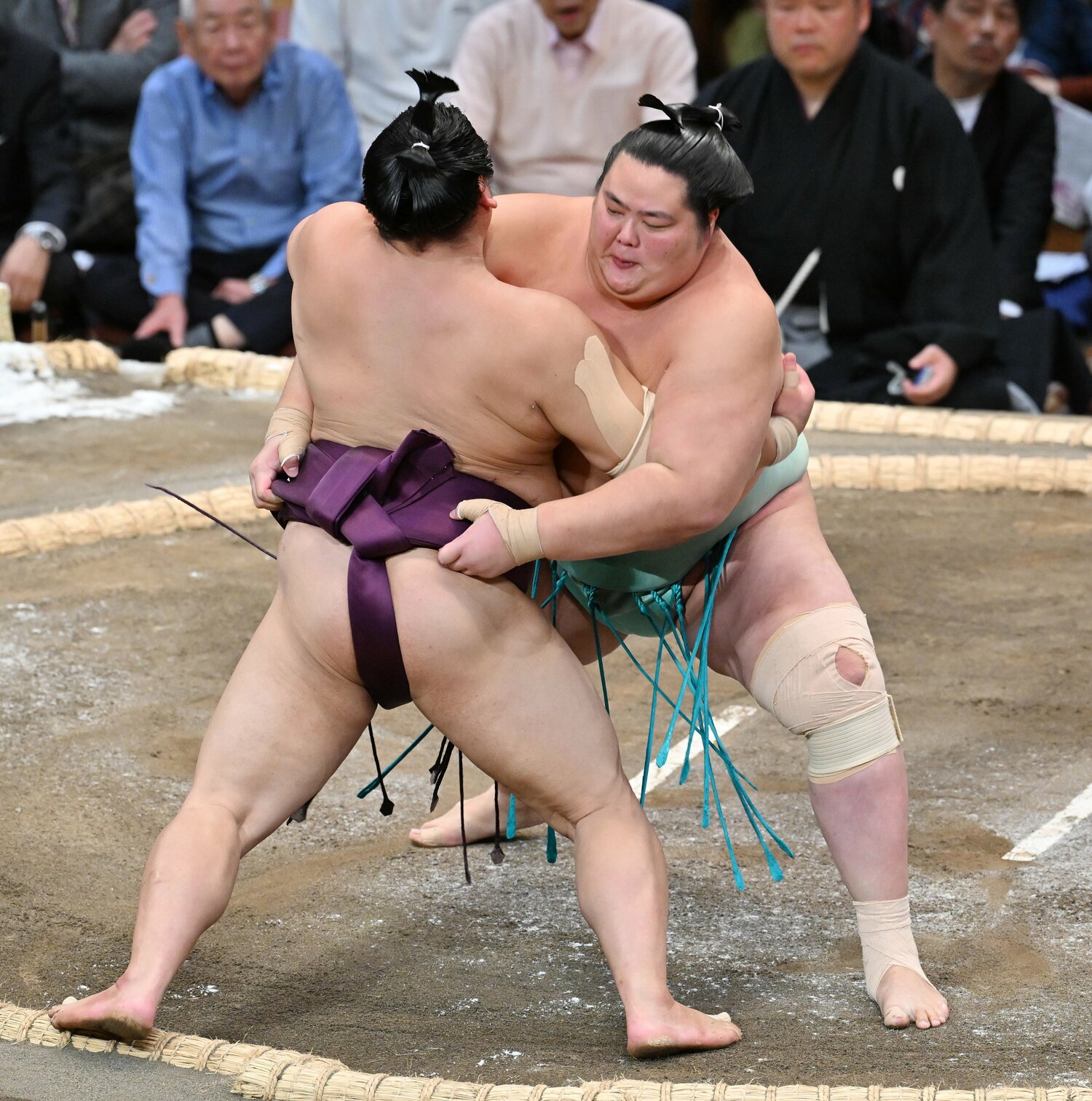 11月場所2日目、琴櫻（右）は寄り切りで平戸海を下す。琴櫻（189cm、178kg）に対して、平戸海は（178cm、138kg）　©JIJI PRESS