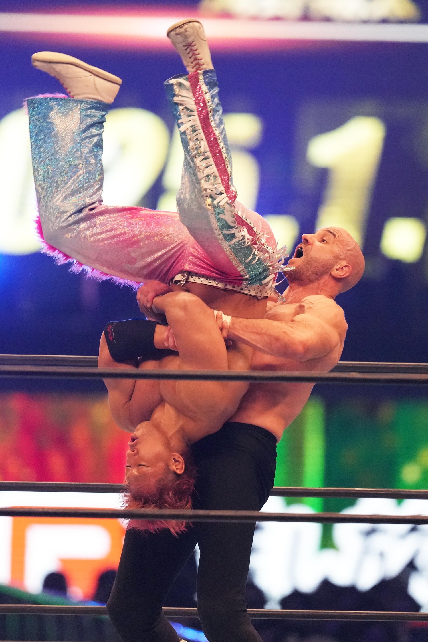 クラウディオ・カスタニョーリに軽々と持ち上げられる海野翔太　©Essei Hara