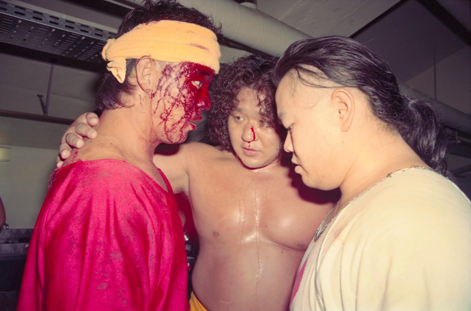 94年4月21日、岐阜・大垣城ホール大会。邪道（左）と外道を引き込んで“冬木軍”を結成した冬木弘道　©︎東京スポーツ新聞社