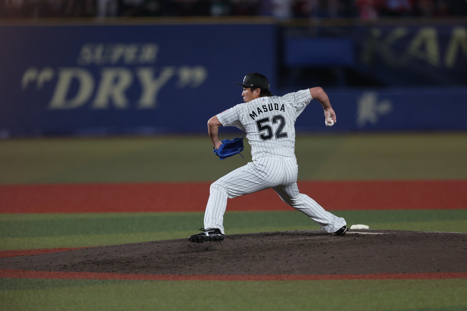 強く逞しいその背中を見せ続ける　©︎Chiba Lotte Marines