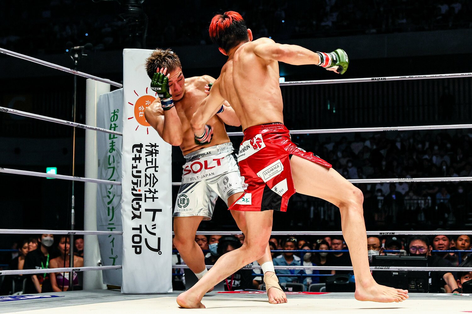 ポジションを変えながら、ボディ打ちも多用していた朝倉海。上下左右に巧みに打撃を打ち分けた ©RIZIN FF Susumu Nagao