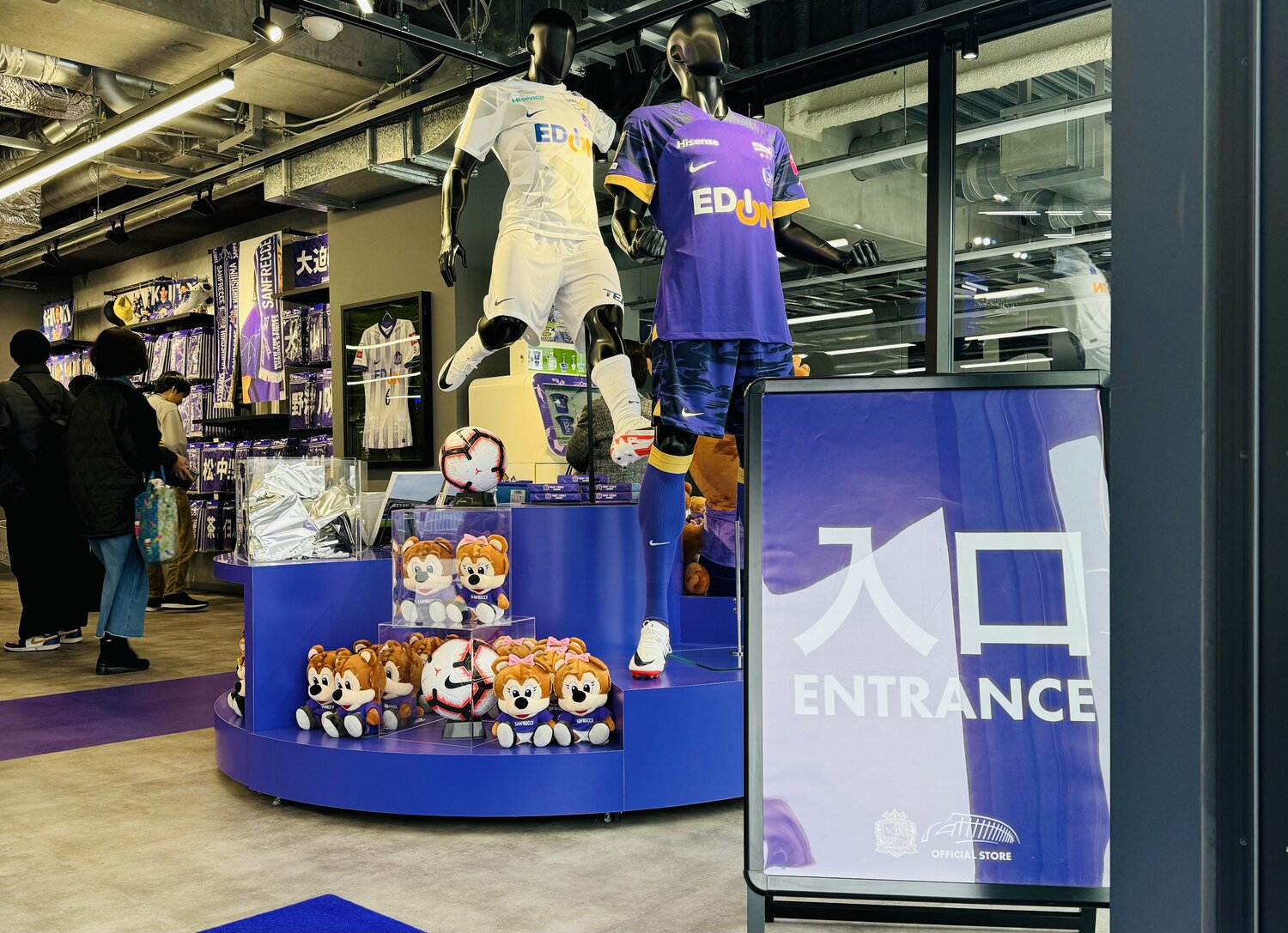 メガストア内の様子　©Atsushi Iio