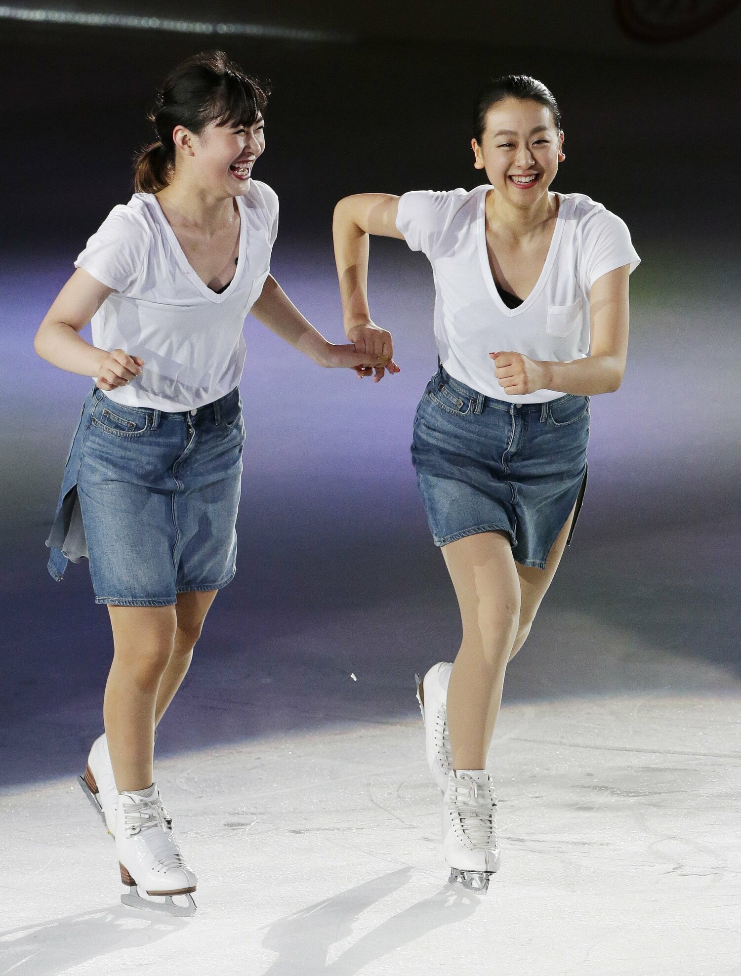 アイスショー「THE ICE 2017」にて、笑顔で共演した浅田真央と村上佳菜子　©JIJI PRESS