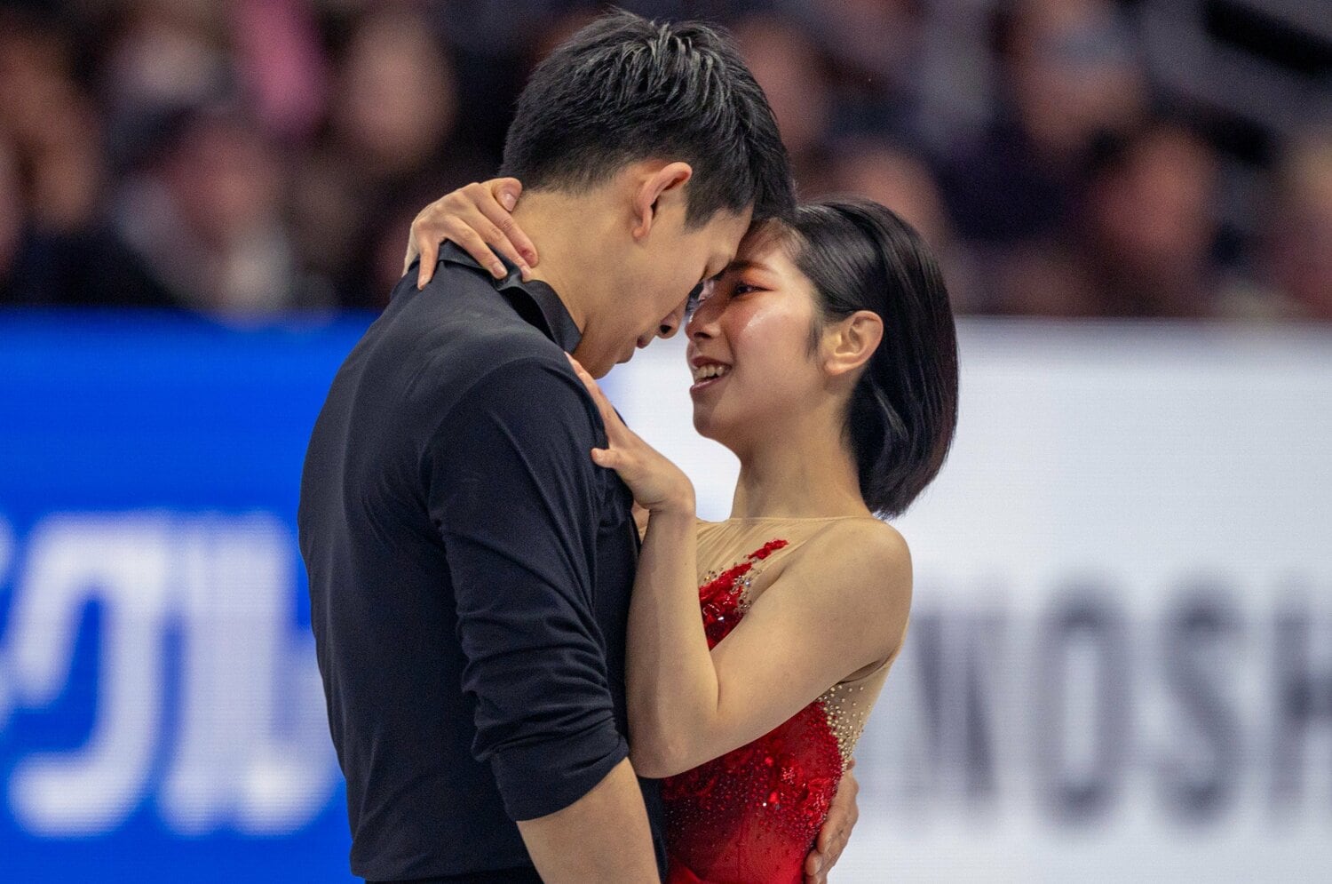 「璃来ちゃんと出会って…」演技直後、三浦は木原の頭をポンポンと撫でた…りくりゅう“2年ぶりの世界選手権優勝”の裏で取り戻した「新鮮な気持ち」<Number Web> photograph by Getty Images