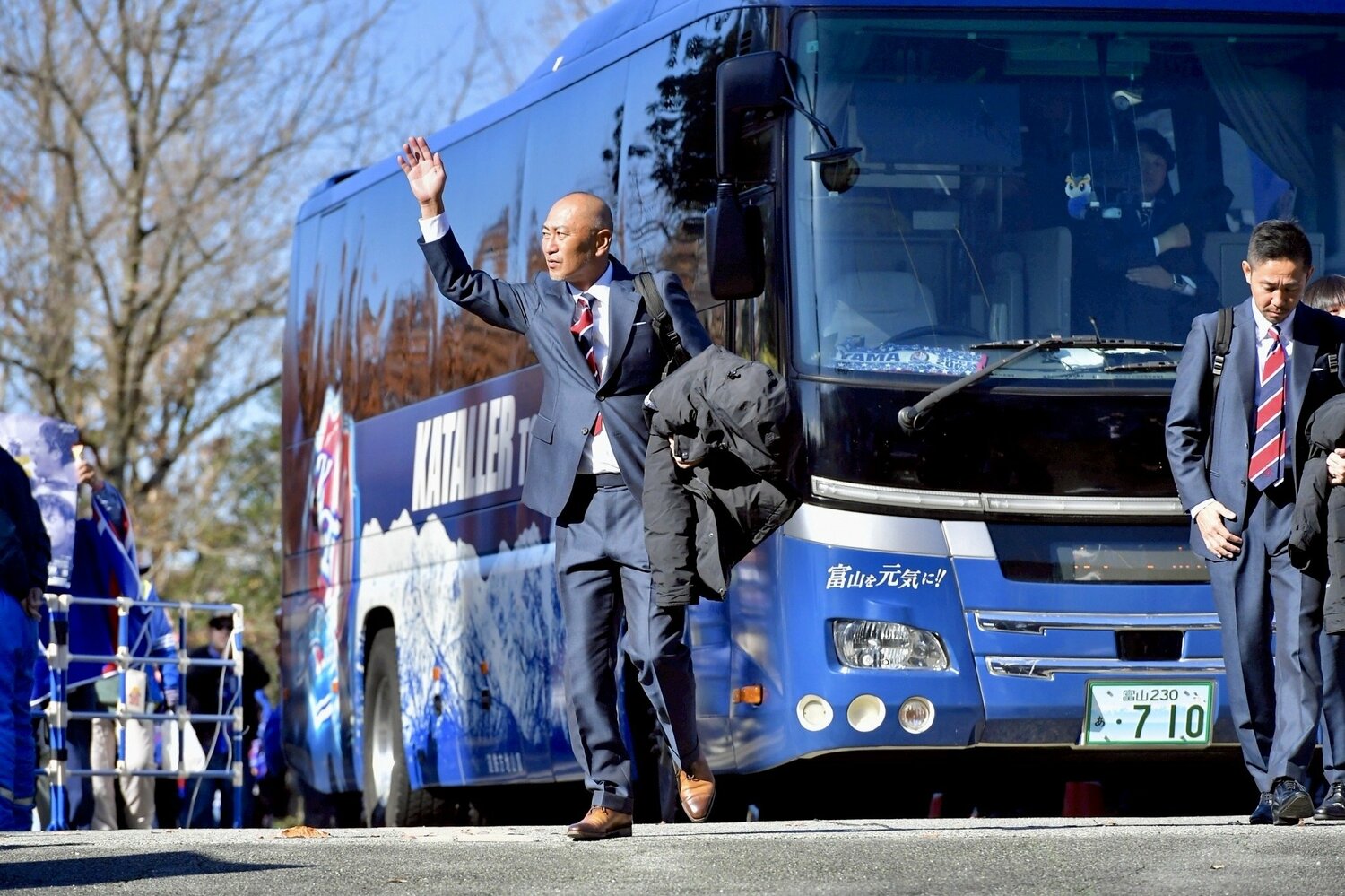 J2最終節当日、スタジアム入りするカターレ富山の安達亮監督　©KATALLER TOYAMA