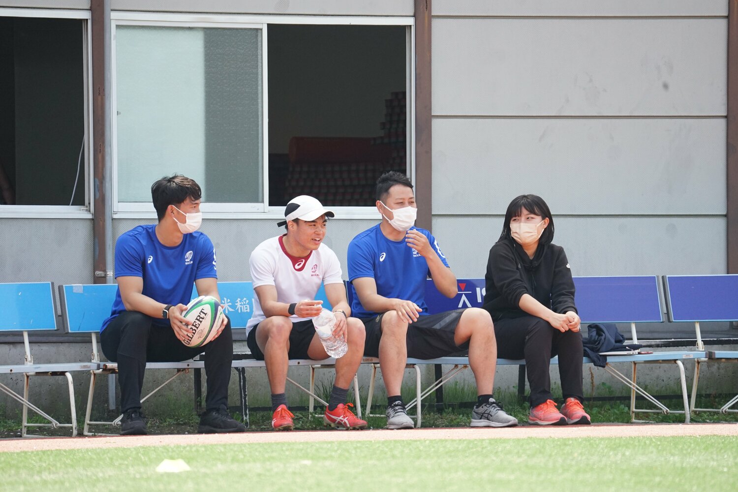 リハビリをサポートするトレーナーチームと　©︎Kenta Nakaya