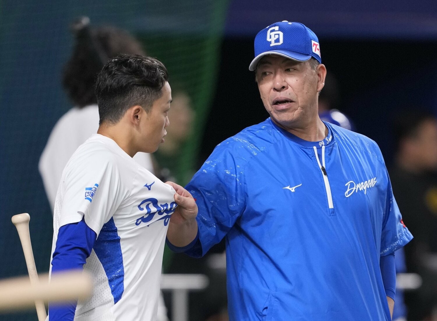 今年4月、試合前練習で岡林勇希(23歳)に声を掛ける井上監督。監督からは「ユウキ」と呼ばれている ©Sankei Shimbun