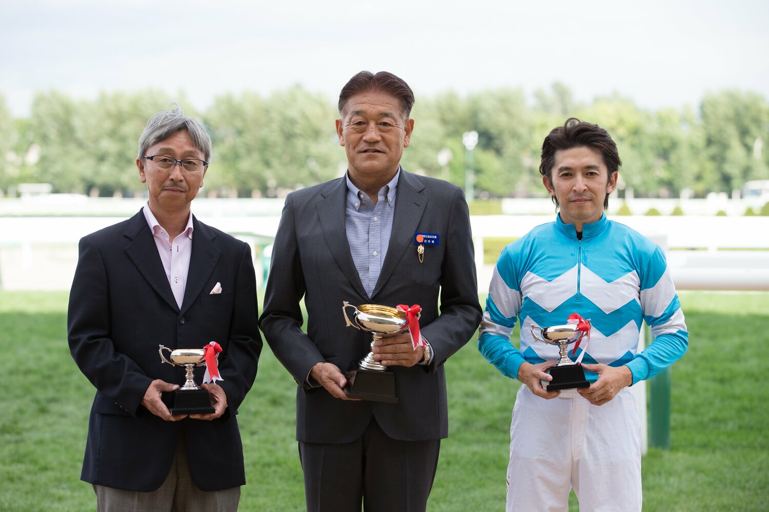 岡田スタッド代表として、ノルマンディーオーナーズクラブ所属馬も手掛ける岡田牧雄氏（中央）　©Getty Images