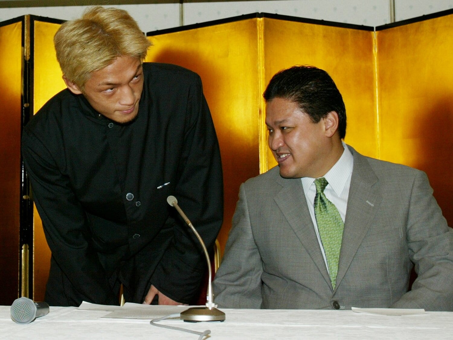 2002年5月、WBAスーパーバンタム級タイトル戦の調印式に出席した挑戦者・佐藤修（左）と金平会長　©︎JIJI PRESS