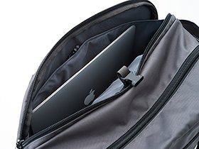 外側にはノートパソコン専用のスリットがある。パソコンへの衝撃を緩和するよう、パッド付きなので安心して収納することができる。