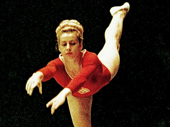 曲線の美と直線の意思。~国家と戦った体操選手・チャスラフスカ~<Number Web> photograph by KYODO