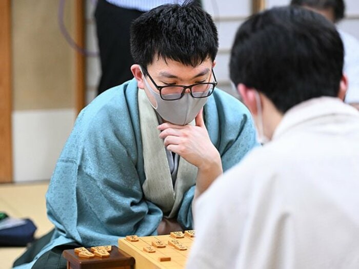 「藤井(聡太)さんも言ってましたけど…」「結果も内容もすごく悪い」永瀬拓矢32歳が王座戦連敗後、悔やみつつ語った「人間らしさ」とは<Number Web> photograph by Keiji Ishikawa