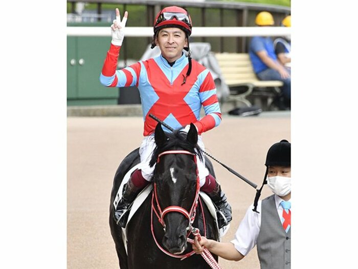 初ダービー14着惨敗から22年後、福永祐一の成熟と二冠コントレイル。＜Number Web＞ photograph by Kyodo News