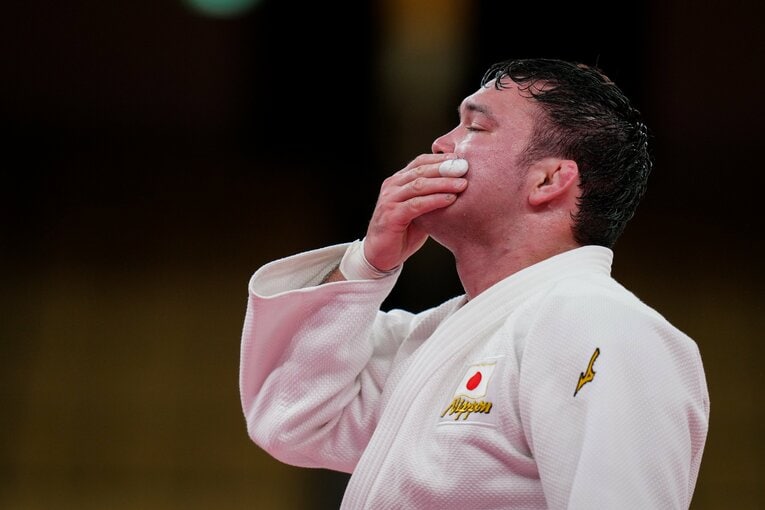 思わす手で顔を覆うウルフ・アロン　©Getty Images