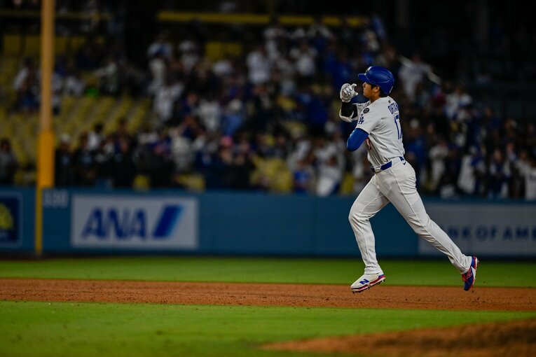 【Numberカメラマンが激写・大谷翔平の愛される日常2025年7月版：全100枚超】今やおなじみ「デコルテポーズ」　©Nanae Suzuki