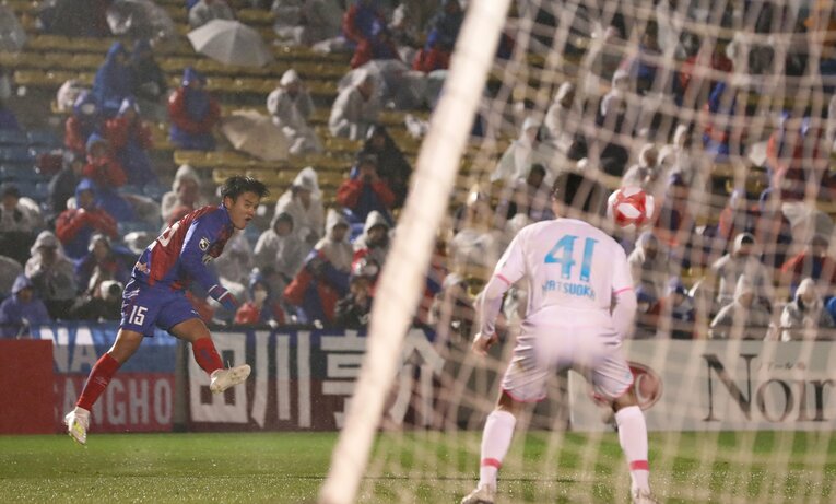 秩父宮ラグビー場でFKを決める久保建英 ⒸSankei Shimbun