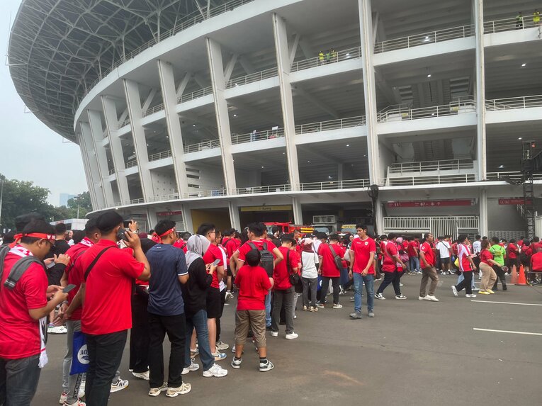 試合3時間半前から（開門前）並ぶ熱心なインドネシアファン　©Yusuke Mimura