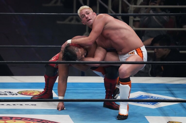 ネックロックで鷹木信悟を攻めるザック・セイバーJr.　©Essei Hara