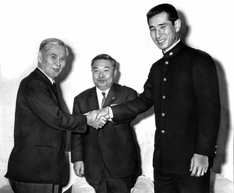 中日入りを決めた星野仙一は島岡監督と中日の小山社長と握手　©Sankei Shimbun