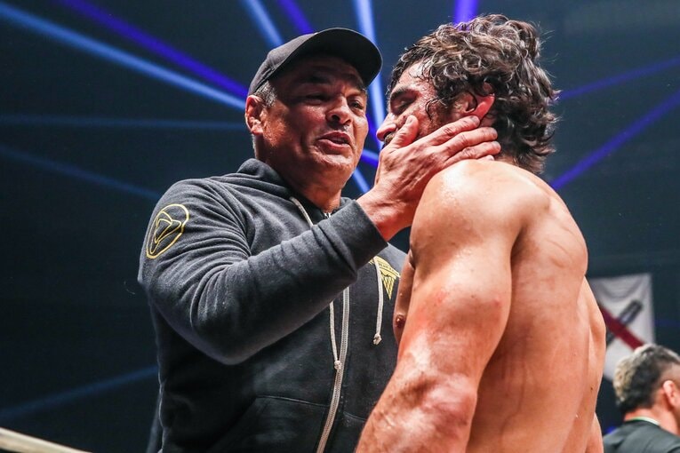 川尻達也に勝利したクロンを祝福　©RIZIN FF Susumu Nagao