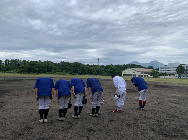 練習の最後は「ありがとうございました！」とグラウンドに一礼（筆者撮影）