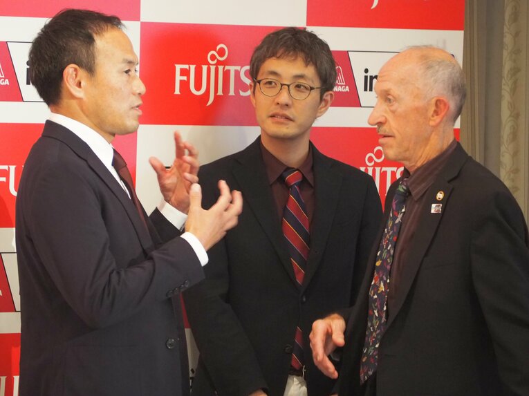 出雲駅伝の前日会見では隣に座った早稲田大学の花田勝彦監督と談笑する一幕も　©Yu Saito