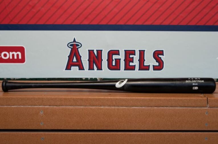 7月2日、大谷劇場の試合で折れたバット。1万7200ドル＝約195万円　©MLB Auction